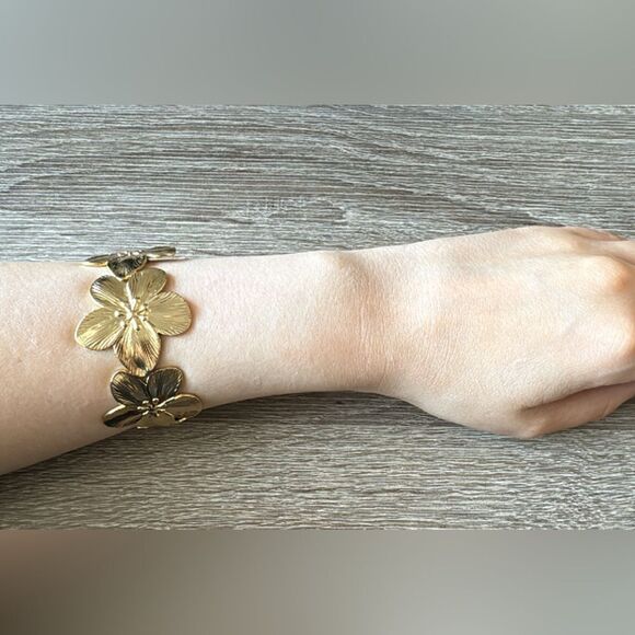 Flower bracelet A753 - Picture 3 of 3